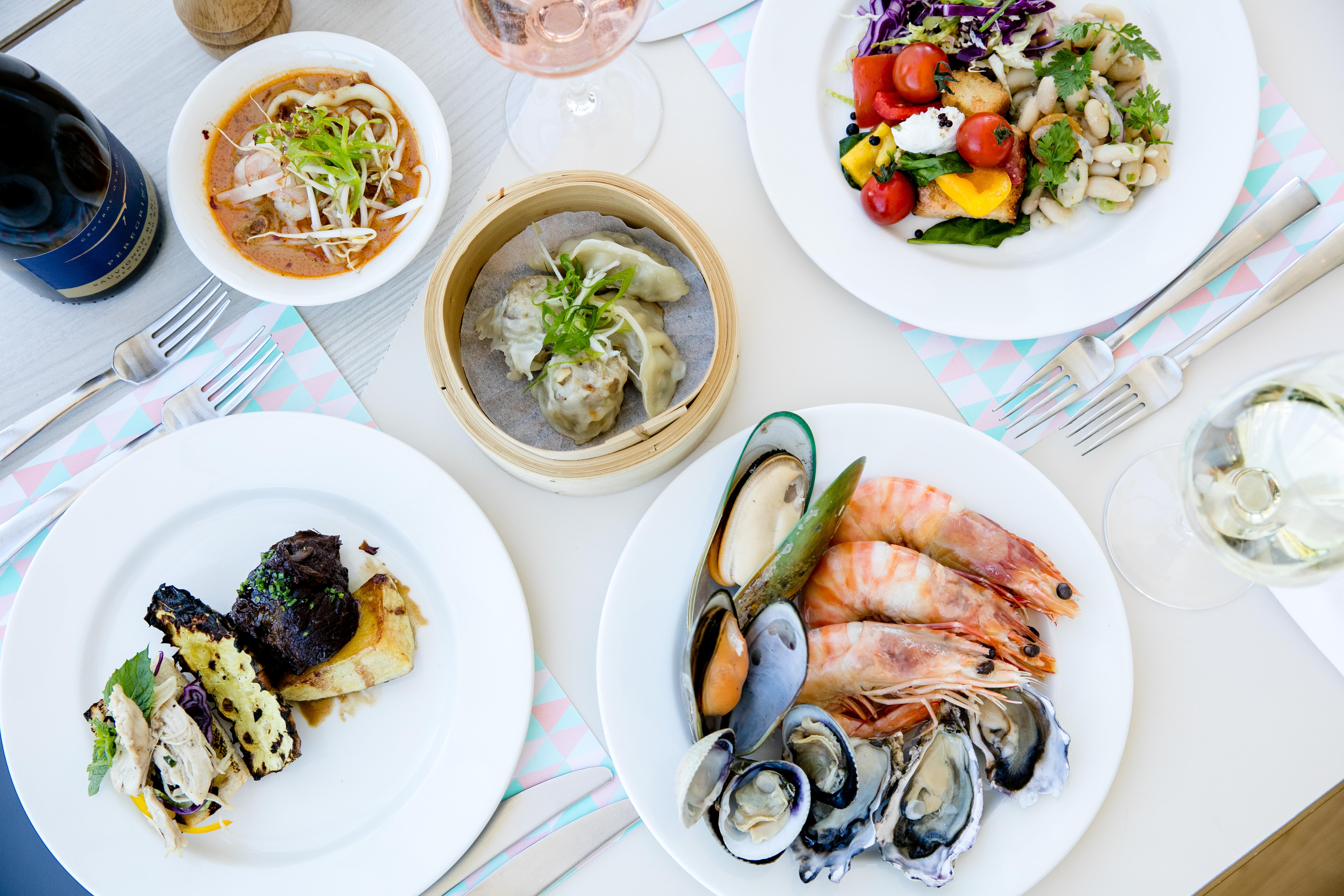 Qt Queenstown Exterior foto A selection of dishes at the restaurant